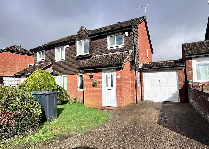 Lush House Close To Ashford Town Centre With Driveway