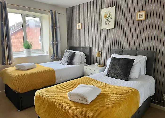 Lush House Close To Ashford Town Centre With Driveway