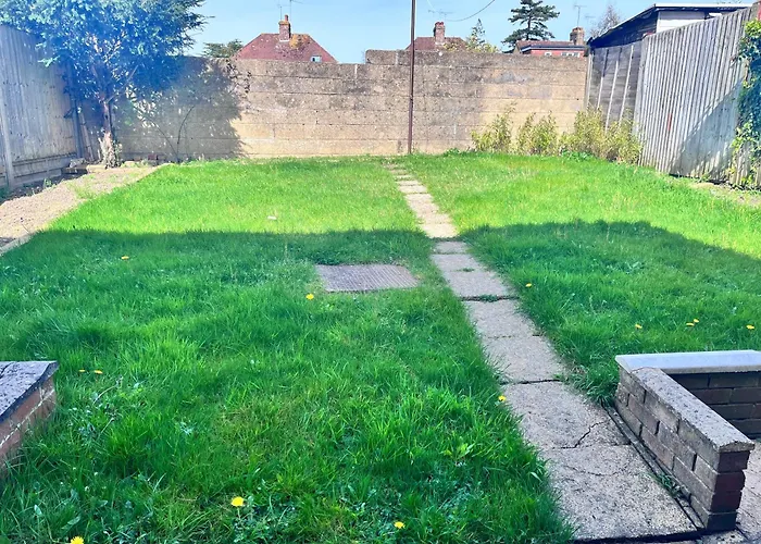 Lush House Close To Ashford Town Centre With Driveway