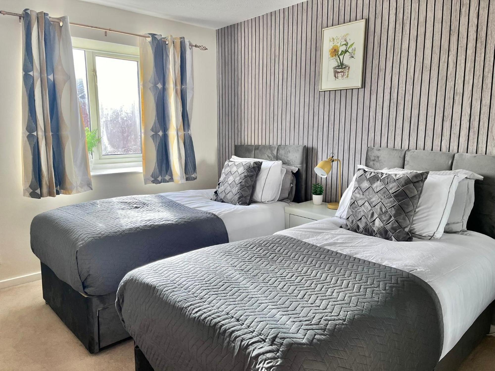 Holiday home Lush House Close To Ashford Town Centre With Driveway *
