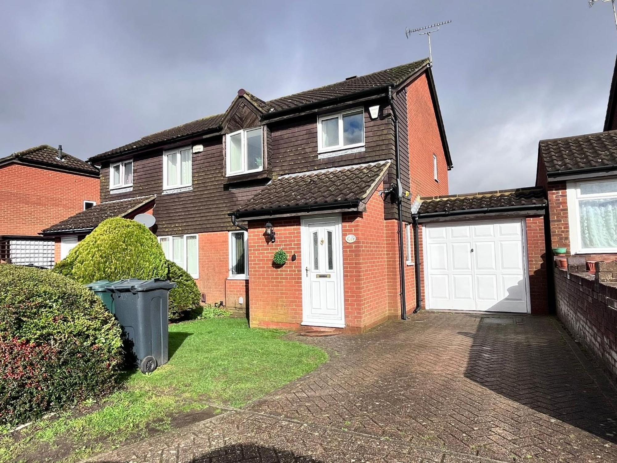 Lush House Close To Ashford Town Centre With Driveway Holiday home *