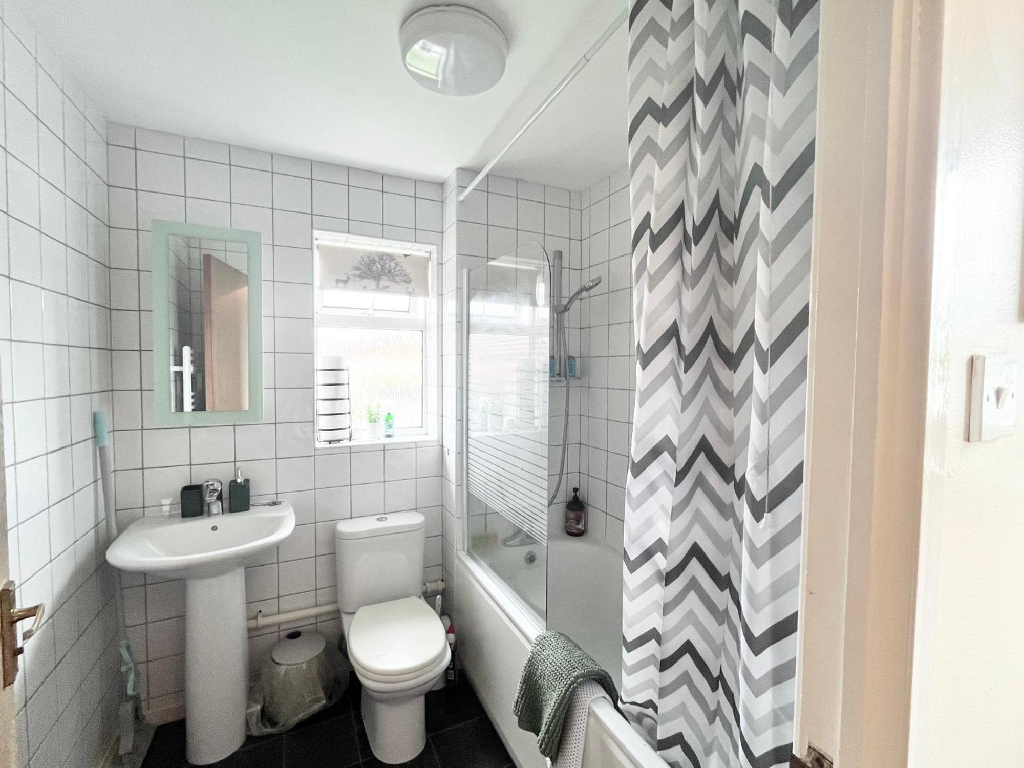 Lush House Close To Ashford Town Centre With Driveway
