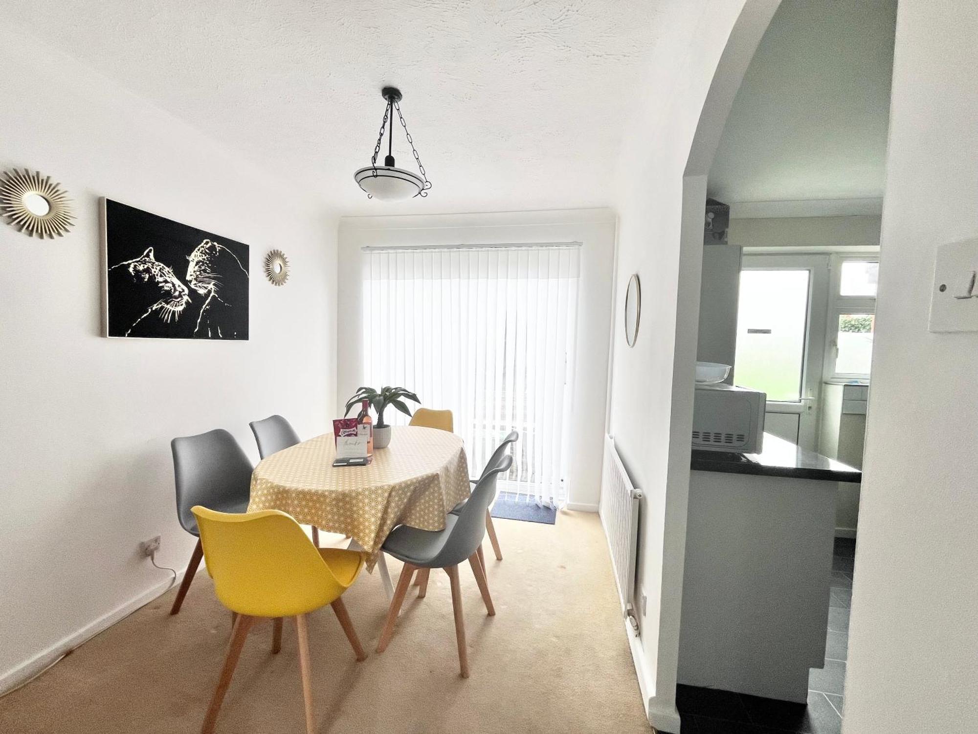 Lush House Close To Ashford Town Centre With Driveway Holiday home