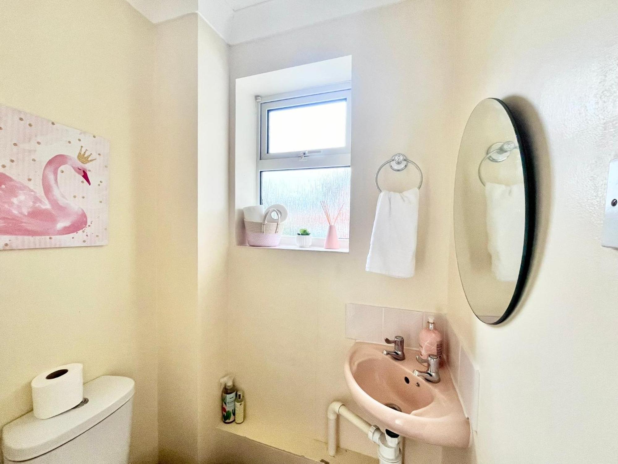 Lush House Close To Ashford Town Centre With Driveway
