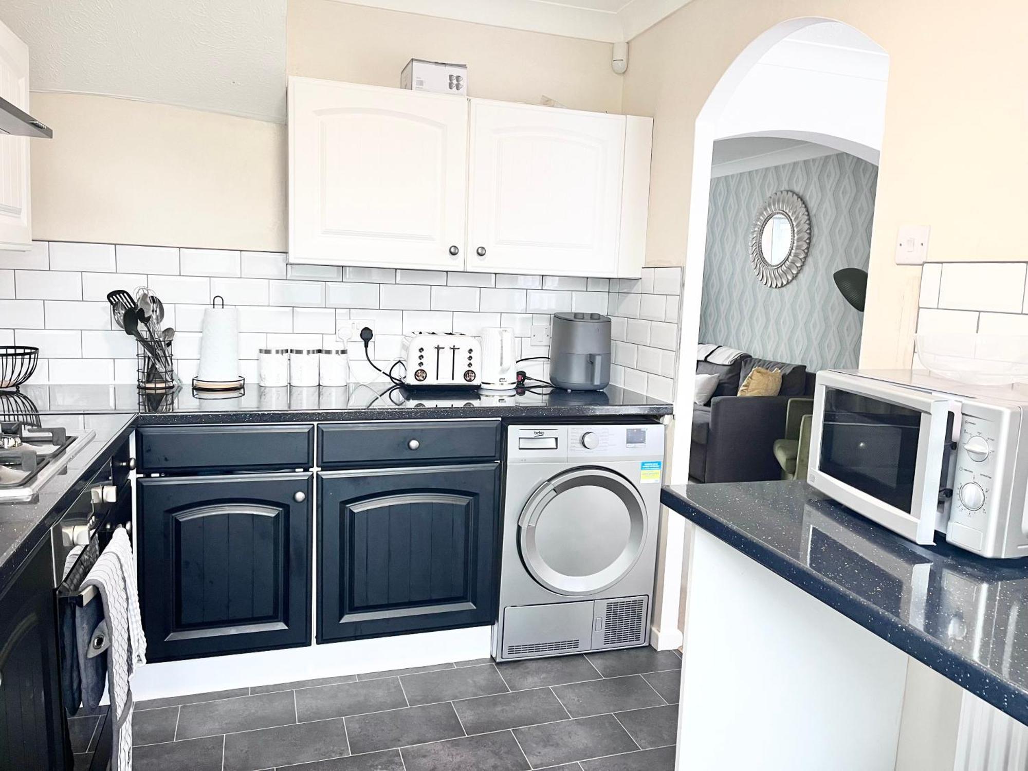 Lush House Close To Ashford Town Centre With Driveway *