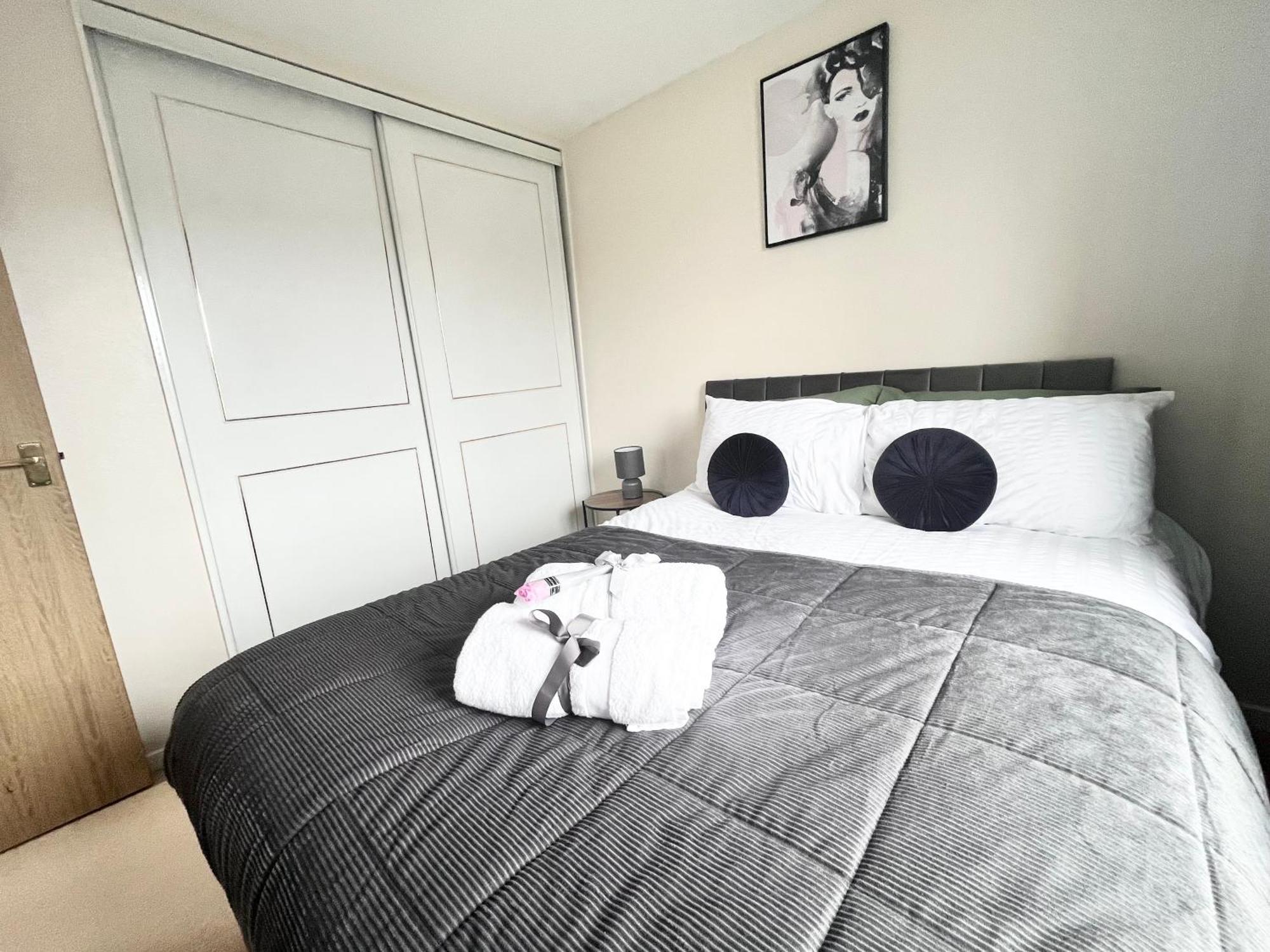 Lush House Close To Ashford Town Centre With Driveway