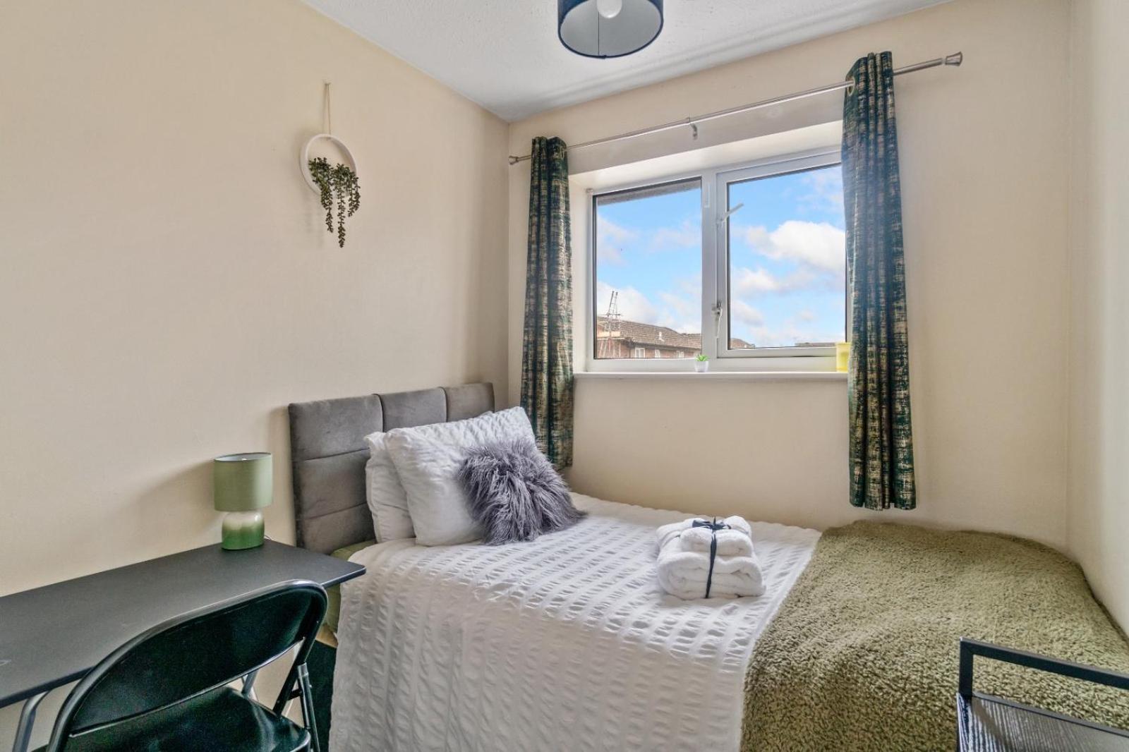 Lush House Close To Ashford Town Centre With Driveway *