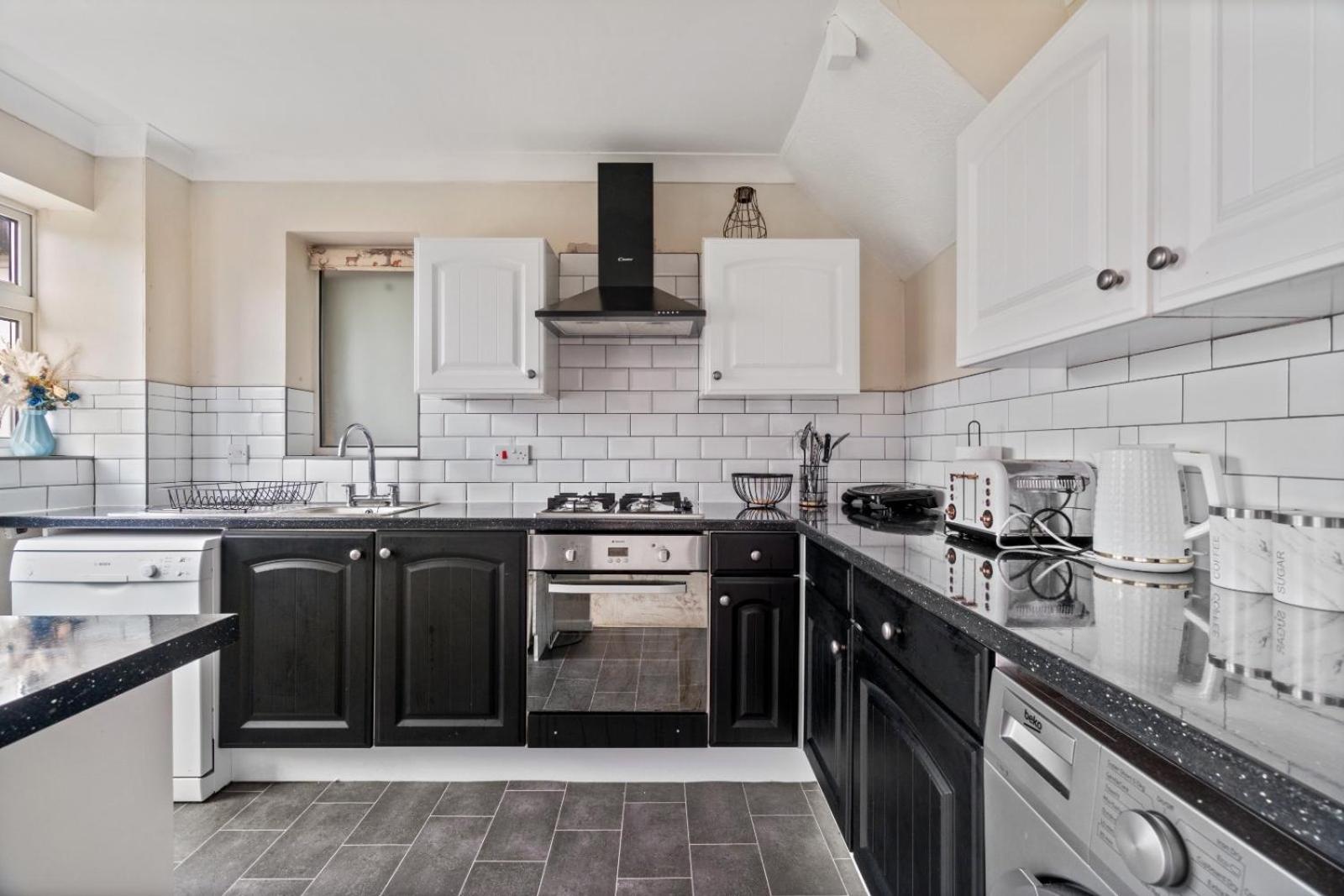 Lush House Close To Ashford Town Centre With Driveway Ashford (Kent)