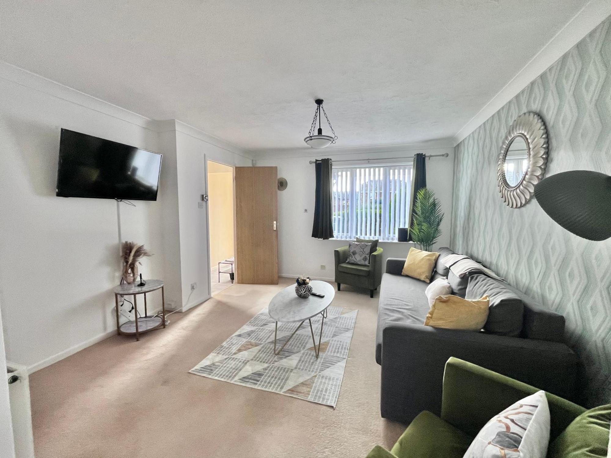 Lush House Close To Ashford Town Centre With Driveway Holiday home *