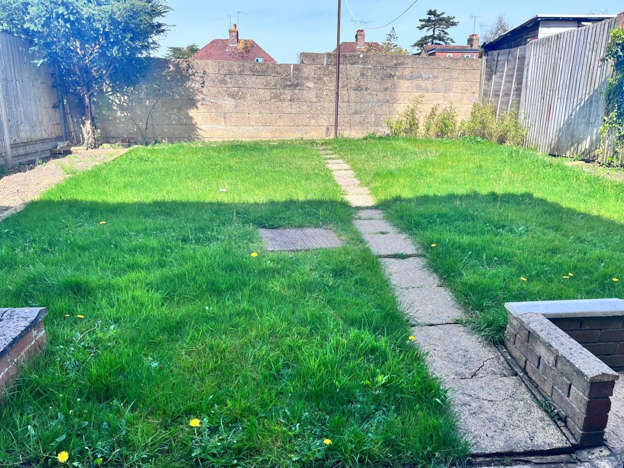 Lush House Close To Ashford Town Centre With Driveway *
